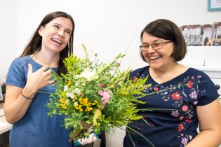 Vlněné sestry přijímají gratulace