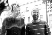 Pánové pobaveně přes výlohu pozorují rvačku o ty nejbarevnější a nejhebčí příze