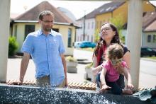 Malé osvěžení u památníku sv. Ludmily přišlo vhod