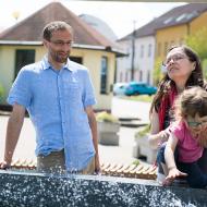 Malé osvěžení u památníku sv. Ludmily přišlo vhod