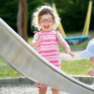 Radovánku, abys věděl, tak kamínky se na skluzavku nehází