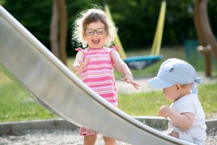 Radovánku, abys věděl, tak kamínky se na skluzavku nehází