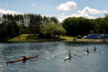 Mladí skifaři jsou po skončení závodu opět kámoši
