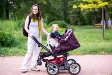 Začalo nám období nedbalého postávání v kočárku