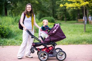 Začalo nám období nedbalého postávání v kočárku