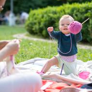 Náš milovník klubíček se na Mezinárodním dni pletení na veřejnosti cítil jako v ráji