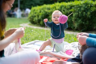 Náš milovník klubíček se na Mezinárodním dni pletení na veřejnosti cítil jako v ráji