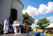 Venkovní mše u Trojice v Rosicích se náramně vydařila