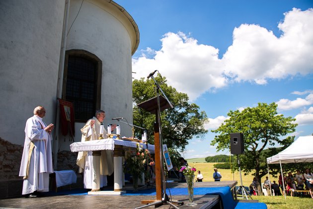 Venkovní mše u Trojice v Rosicích se náramně vydařila