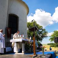 Venkovní mše u Trojice v Rosicích se náramně vydařila