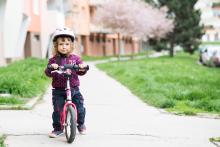 Kamarád Toník růžovým kolem Fifinka pohrdl, tak ho má zapůjčené Verunka