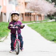 Kamarád Toník růžovým kolem Fifinka pohrdl, tak ho má zapůjčené Verunka