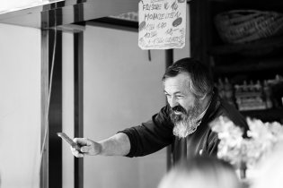 Charismatický prodejce rakouských sýrů na bystrckých farmářských trzích by snad prodal i eidam veganovi