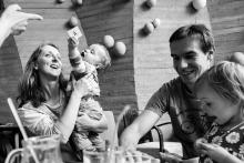 Naši zákazníci musí počítat s tím, že se na jejich rodinné fotky občas nenápadně vloudí naše dítě