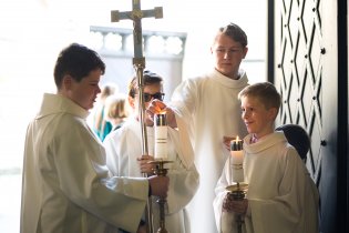 Ministranti mají důležitý úkol - vést průvod k prvnímu svatému přijímání na Petrově