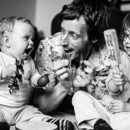 Opičí muzika, kdo ji slyší, utíká, třískáme do plechu k tanci nebo poslechu