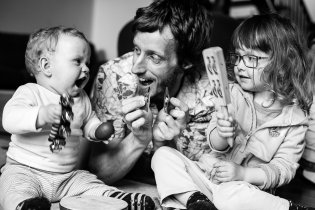 Opičí muzika, kdo ji slyší, utíká, třískáme do plechu k tanci nebo poslechu