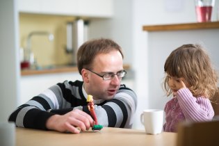 Pan farář se snaží Verunce odpovědět na všudypřítomnou otázku - Proč má ta paní místo bot autíčka?