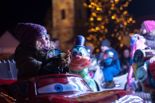 K jízdě na kolotoči nám stejně jako vloni zpívala Dáda Patrasová