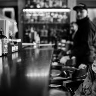 Tak já vám teda ještě naleju pane, ale bacha, ať z té stoličky nespadnete!