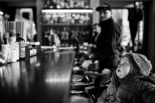 Tak já vám teda ještě naleju pane, ale bacha, ať z té stoličky nespadnete!