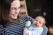 Prosímvás, vemte si mě, tahle paní už asi zase zapomněla, jak se správně drží novorozenec