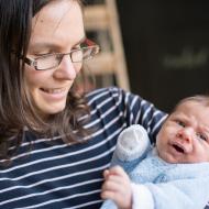 Prosímvás, vemte si mě, tahle paní už asi zase zapomněla, jak se správně drží novorozenec