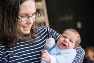 Prosímvás, vemte si mě, tahle paní už asi zase zapomněla, jak se správně drží novorozenec