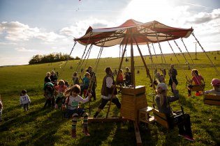 Novinka letošní drakiády v Rosicích - manuální kolotoč