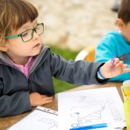 Verunka tvoří, zatímco rodiče soutěží ve strolleringu