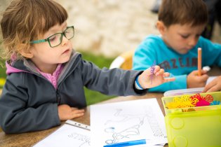 Verunka tvoří, zatímco rodiče soutěží ve strolleringu
