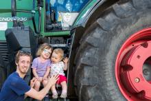 Hele děcka, to kolo je větší než tatínek!