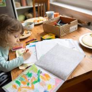 Problém je, že na stole už na snídani skoro není místo