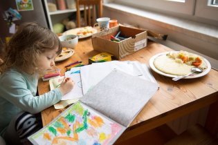 Problém je, že na stole už na snídani skoro není místo