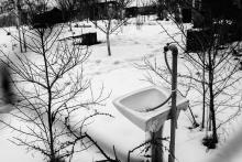 Netradičně pojatý showroom sanitární keramiky