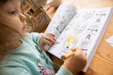 Verunko, co chceš dělat? Malovat! Aha, a nechceš zkusit třeba něco jiného? Malovat!