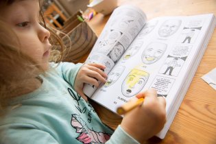 Verunko, co chceš dělat? Malovat! Aha, a nechceš zkusit třeba něco jiného? Malovat!