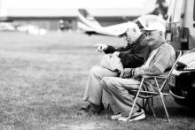 Dědové modýlkáři - A viděla si tamhle toho hadrového pilota, holčičko?