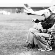 Dědové modýlkáři - A viděla si tamhle toho hadrového pilota, holčičko?