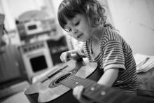 Verunka hraje vlastní píseň o ptáčkovi s příliš malým zobáčkem