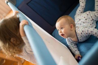 Však já na Tebe jednou z té postýlky vyskočím!