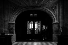 Hurá, někdo ze skupinky turistů konečně přišel na to, jakými dveřmi se dostane do rajhradského kostela