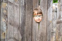 A po pravé straně je možné spatřit hlavu v díře...