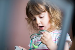 Verunka už pochopila, že když nebude brýle čistit, tak nic neuvidí