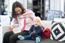 ...Radovan se chová jako typický kavárenský povaleč