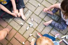 Křídová party na dvorku