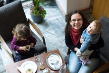 Verunka využila chvilkové nepozornosti a zkoumá hustotu cremy ukořistěného espressa