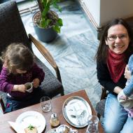 Verunka využila chvilkové nepozornosti a zkoumá hustotu cremy ukořistěného espressa