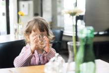 Verunka hledá pravdu na dně sklenice