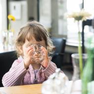 Verunka hledá pravdu na dně sklenice